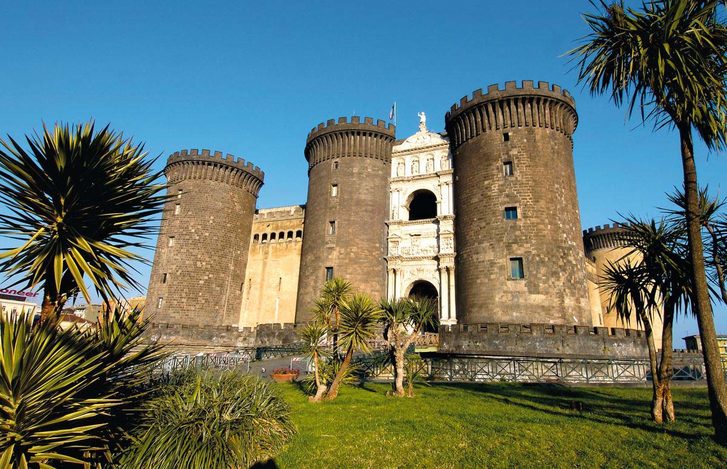 Castel Nuovo - Středověká pevnost s pěti věžemi a renesanční vítězný oblouk, občanské muzeum umění a kaple. Neapol, Itálie