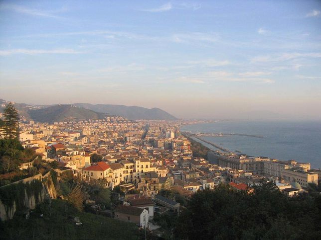 Letecký pohled na město Salerno, Itálie