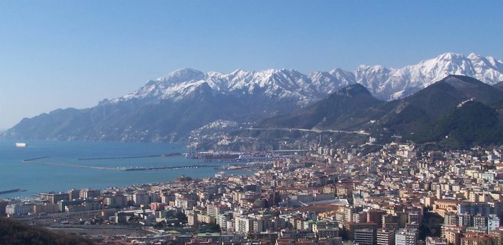 Pohled na pobřeží a město Salerno, Itálie