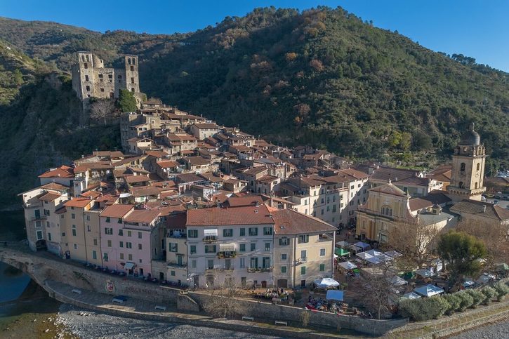 Sanremo - Letecký pohled na historickou obec Dolceacqua v Ligurii