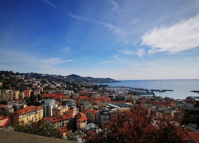Sanremo - Pobřežní panorama Sanrema s přístavem.