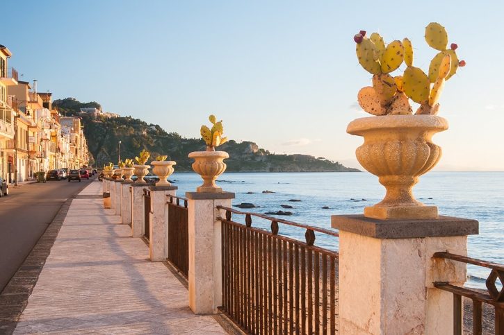 Giardini Naxos - Promenáda Lungomare Tysandros v Giardini Naxos
