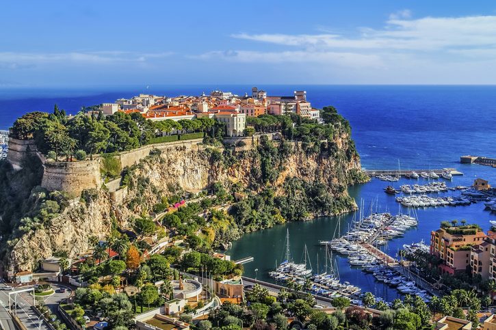 Panoramatický výhled na knížecí palác v Monte Carlu v letním dni, Monako  S