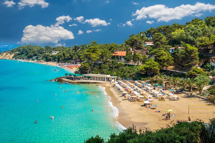 Výhled na pláže Platis Gialos a Makris Gialos u Lassi v Argostoli.