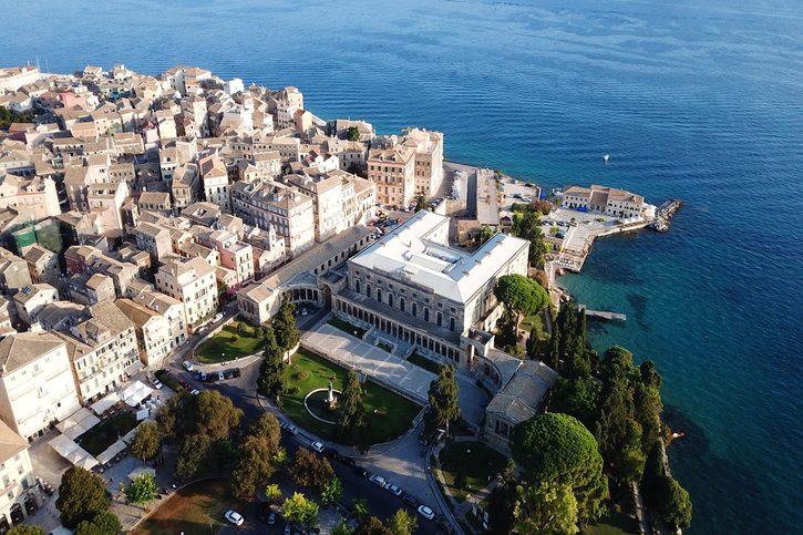 Korfu - Letecký pohled na neoklasicistní Palác sv. Michala a Jiří