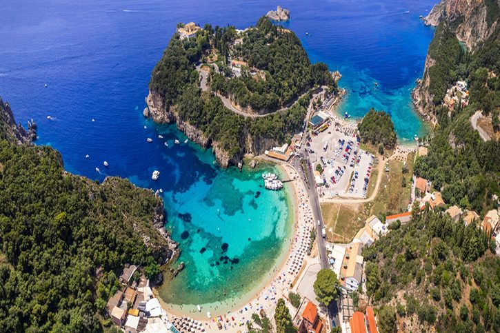 Korfu - Letecký pohled na zátoku Paleokastritsa s tyrkysovým mořem.