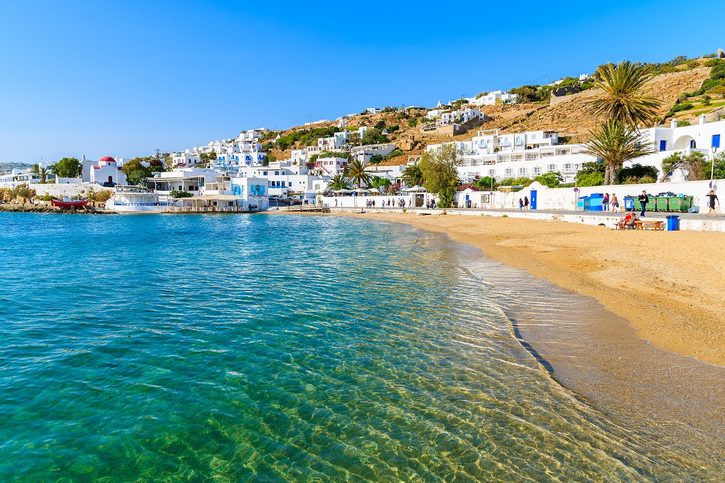 Mykonos - Menší pláž přímo u přístavu Mykonos (Chora)
