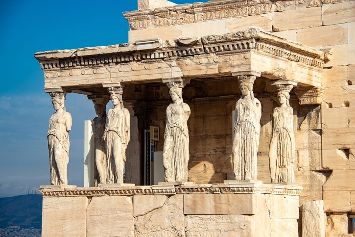 Mramorové sochy karyatid z Erechthea na Akropoli.
