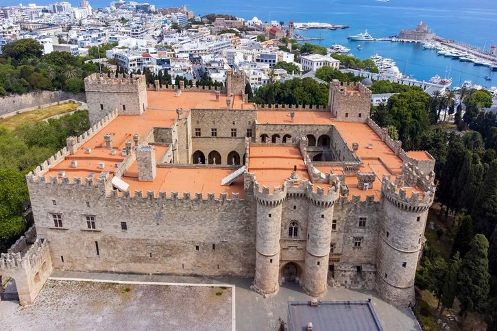 Rhodos - Staré město Rhodos s panoramatickým pohledem na Palác velmistrů Rhodos - Staré město Rhodos s panoramatickým pohledem na Palác velmistrů