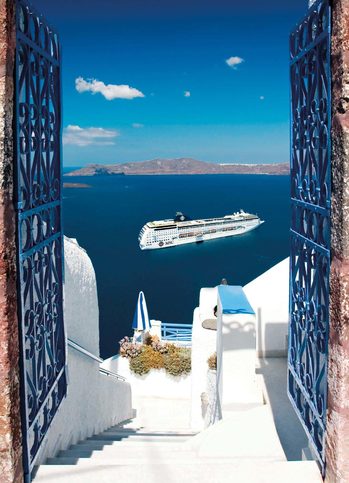Pohled na výletní loď na Santorini, Řecko