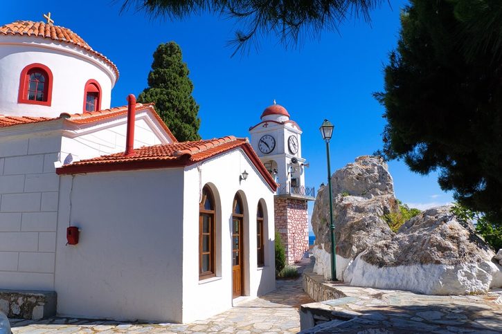 Skiathos - Kostel svatého Mikuláše a věž se slavnými hodinami