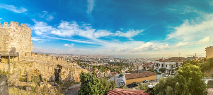 Panoramatický výhled na Soluň a její byzantské valové ruiny