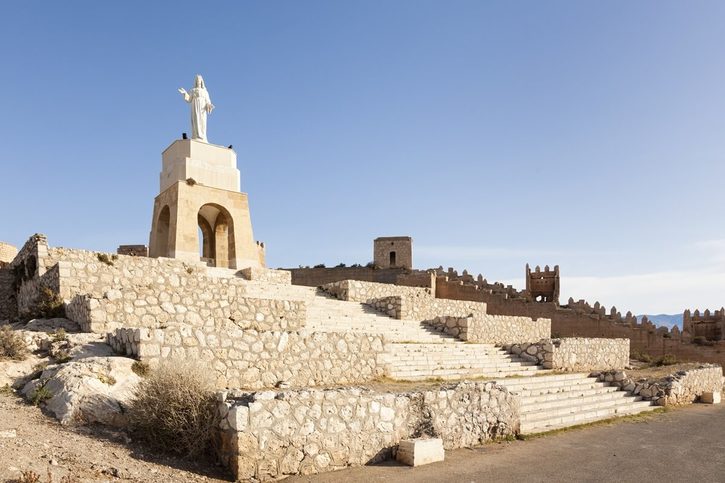Almería - Vyhlídka se sochou Ježíše a pozůstatky starověkých městských hradeb