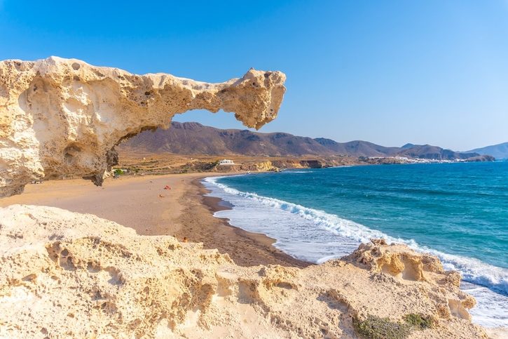 Almería - Vzácný skalní útvar na pláži Los Escullos v přírodním parku Cabo de Gata