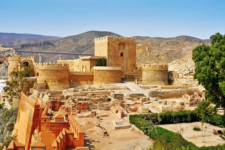 Almería - Pohled na stěny pevnosti Alcazaba