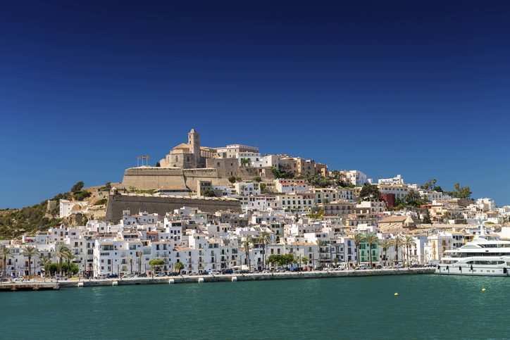 Pohled na přístavní město Ibizu s hradem Almudaina, Ibiza, Španělsko