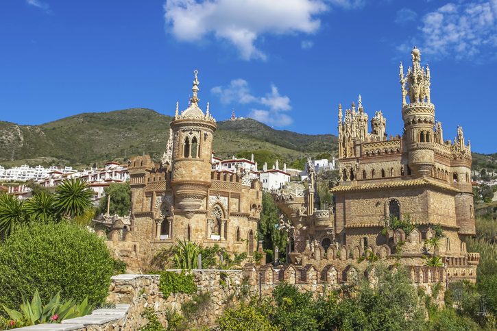 Slavný Castillo de Colomares je památkou podobnou pohádkovému hradu, zasvěcenému Kryštofu Kolumbovi. Malaga, Španělsko