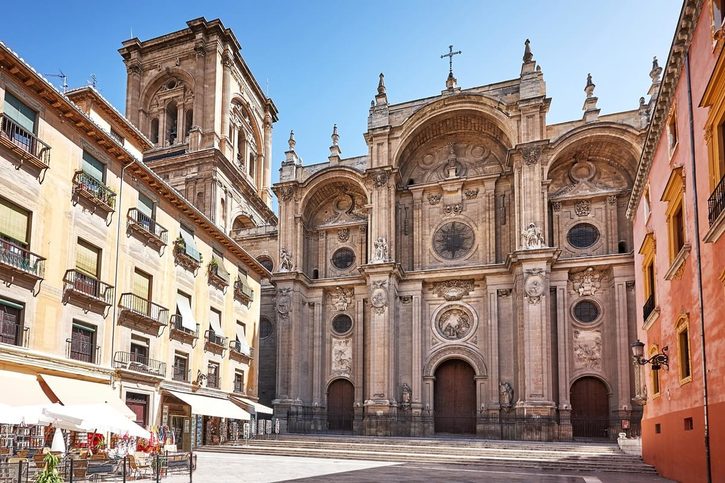 Náměstí a budova Baziliky Panny Marie Bolestné v Granadě Náměstí a budova Baziliky Panny Marie Bolestné v Granadě