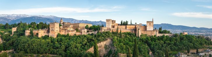 Panoramatický výhled na Alhambru s horami Sierra Nevada v pozadí – Granada Panoramatický výhled na Alhambru s horami Sierra Nevada v pozadí – Granada