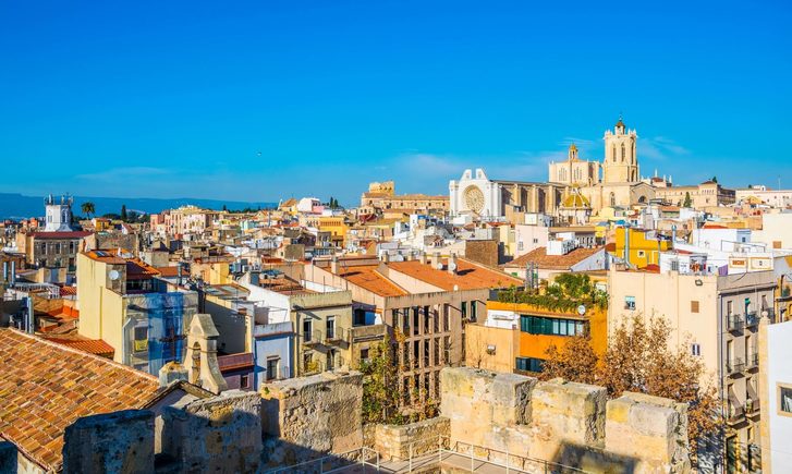 Celkový pohled na katalánské město s katedrálou v Tarragoně, Španělsko