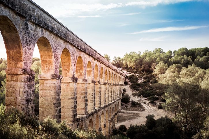 Oblouky starého kamenného římského akvaduktu v Tarragoně v Katalánsku ve Španělsku