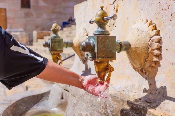 Tarragona - Starobylé kohoutky na náměstí v Tarragoně