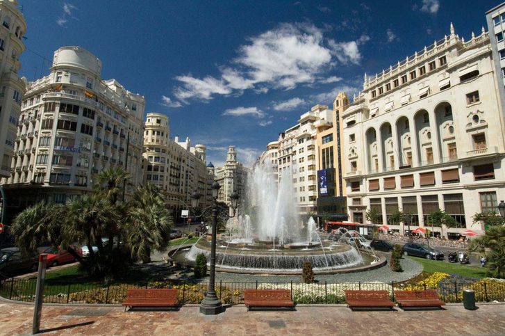 Hlavní městské náměstí Valencie, fontána na Plaza del Ayuntamiento, s radnicí