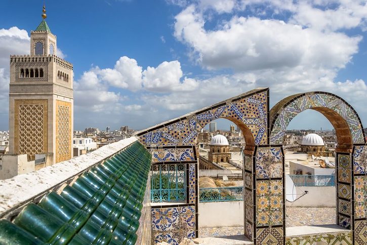 Tunis - Medina a minaret mešity Zaytuna