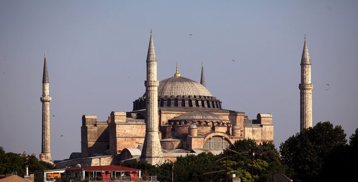 Pohled na historickou mešitu Sultanahmet (Modrá mešita), Istanbul, Turecko