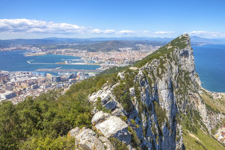 Letecký pohled na vrchol Gibraltarské skály. Gibraltar je území jihozápadní Evropy, které je součástí Spojeného království