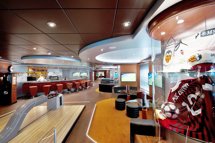 Sports Bar s bowlingem - MSC Divina