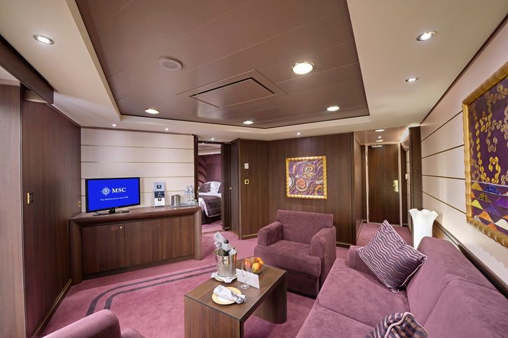 Čtyřlůžkové Rodinné apartmá Yacht Club Executive Suite (YCT), obývací část - MSC Preziosa