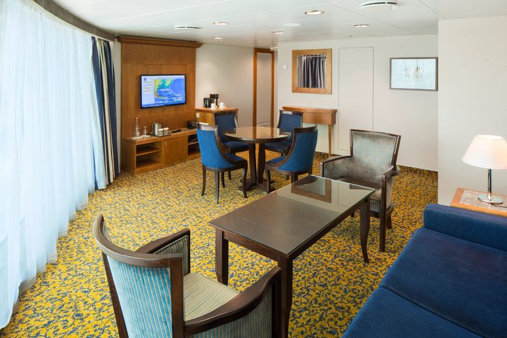 Apartmá se 2 ložnicemi BEZ balkonu, obývací část - Serenade of the Seas