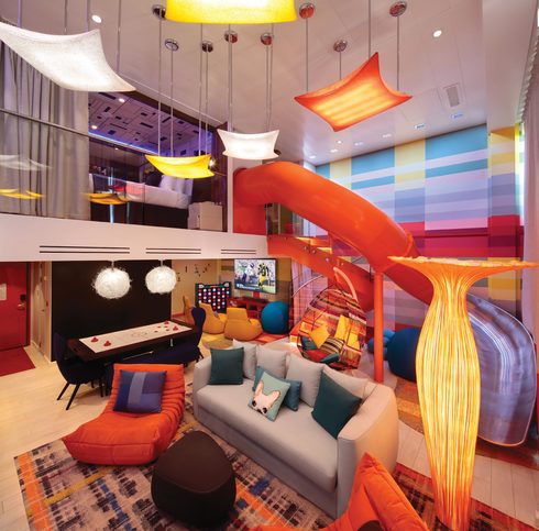 Dvoupatrové Rodinné Apartmá Ultimate Suite, obývací část - Symphony of the Seas