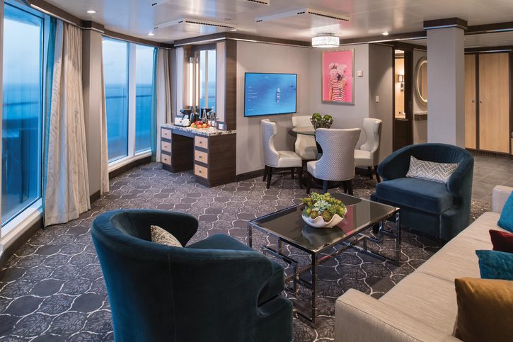 Prostorné apartmá s výhledem na Vodní divadlo, obývací část - Symphony of the Seas