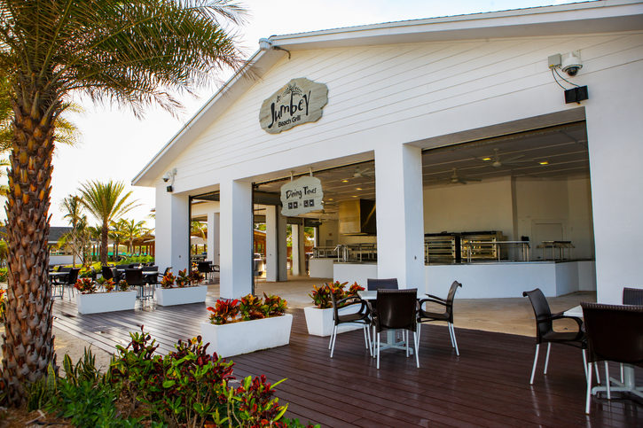 Great stirrup cay: ostrov, kde čas plyne jinak (a od zimy 2025 ještě lépe) - greatstirrupcay-jumbeybeachgrill-restaurant