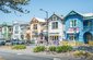 Krásné barevné domečky na Marine Parade street v Napieru, Nový Zéland
