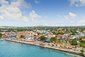 Pohled na přístavní město Kralendijk, Bonaire