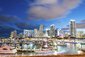 Večerní pohled na přístav a město Miami