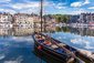 Starý přístav, Vieux Bassin, je lemovaný pěknými městskými domy z 16. – 18. století a ne nadarmo se stal předlohou řady impresionistických malířů včetně Clauda Moneta nebo Eugena Boudina. Honfleur, Francie