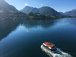 Krásná krajina ve fjordu, s odrazem hor ve vodě. Mír a klid, Rosendal, Hardangerfjord, Norsko