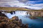 Gullfoss - Zlatý vodopád, řidčeji Velký vodopád, se nalézá v horní části řeky Hvítá. Voda stéká kaskádovitě dolů ve dvou fázích. V první fázi je spád 11 metrů vysoký a druhý spád 22 m, obě fáze ústí do 2,5 km dlouhého kaňonu