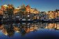 Amsterdamský kanál Singel s typickými holandskými domy, Nizozemsko