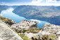 Preikestolen v Norsku - Preikestolen je obrovský kvádrovitý skalní blok vysunutý ze svislé skalní stěny a tyčící se 604 metrů nad modrou hladinou Lysefjordu v Rogalandu, Norsko