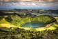 Sete Cidades – Vystoupejte na okraj kráteru a kochejte se pohledy na nádherná sopečná jezera. Ponta Delgada