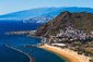 Krásné pláže ostrova Tenerife - Las Teresitas s malebnou vesnici San Andres