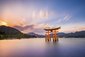 Itsukušima – Vyrazte na zalesněný ostrov asi hodinu jízdy z Hirošimy, známý svojí obrovskou oranžovou bránou „torii“ stojící za přílivu ve vodě. Japonsko