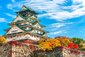Osaka Castle Park – Navštivte jeden z nejznámějších japonských hradů, vybudovaný už v 16. století, a projděte se po nádherné zahradě, oblíbené destinaci pro obdivování kvetoucích sakur. Osaka, Japonsko