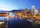 Panoramatický večerní výhled na krásné panorama Vancouveru