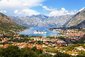 Pohled na město Kotor s výletní lodí.